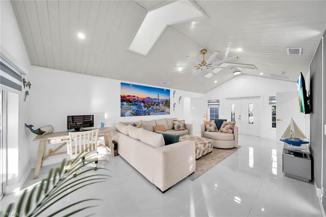 261 Egret ST, Fort Myers Beach, FL 33931