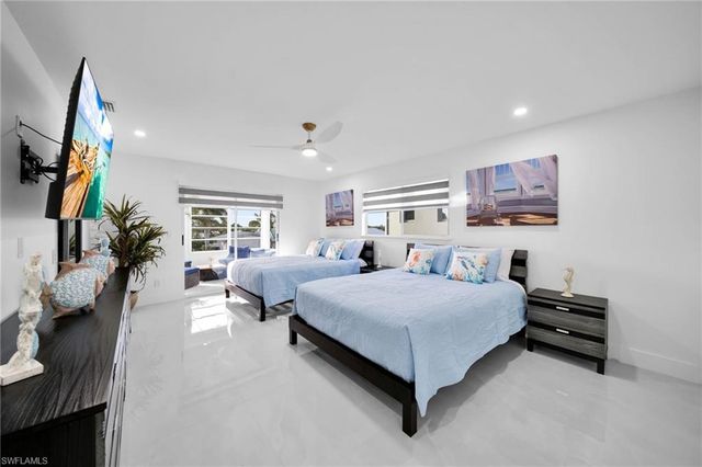 261 Egret ST, Fort Myers Beach, FL 33931