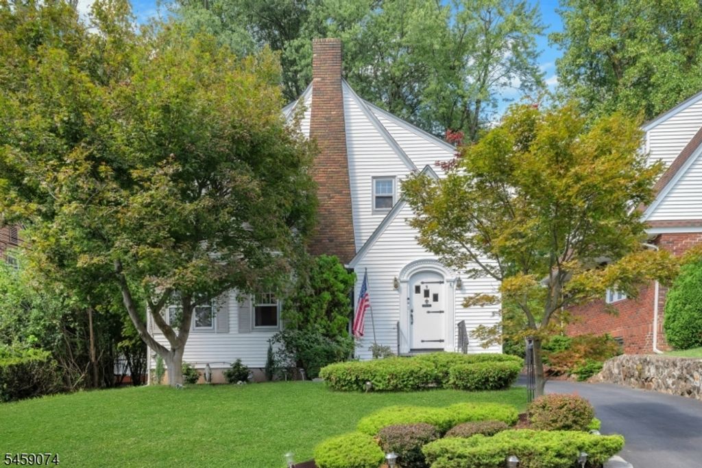 Image 1 of property listing at 9 Sherwood Pl, West Orange Twp., NJ 07052