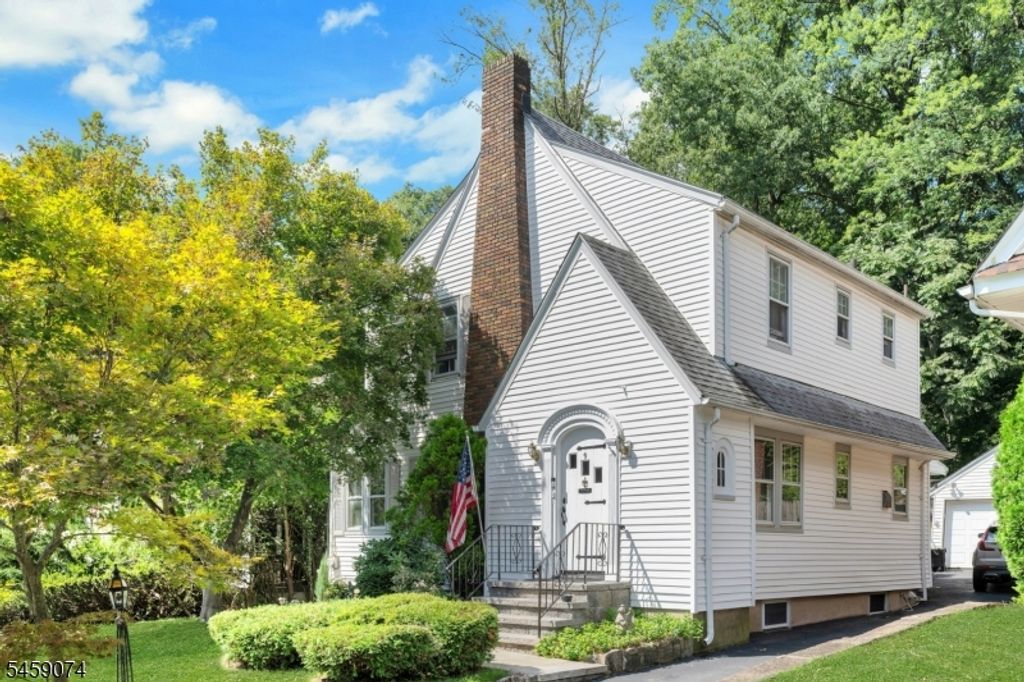 Image 2 of property listing at 9 Sherwood Pl, West Orange Twp., NJ 07052