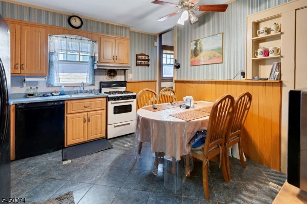 Image 12 of property listing at 9 Sherwood Pl, West Orange Twp., NJ 07052