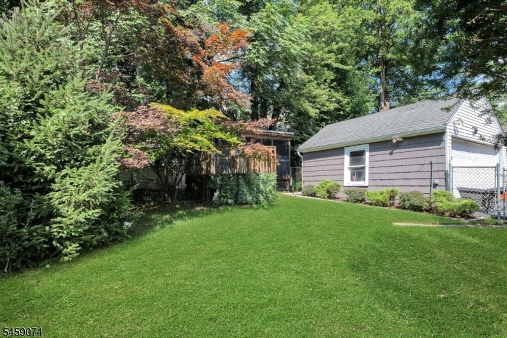 Image 23 of property listing at 9 Sherwood Pl, West Orange Twp., NJ 07052