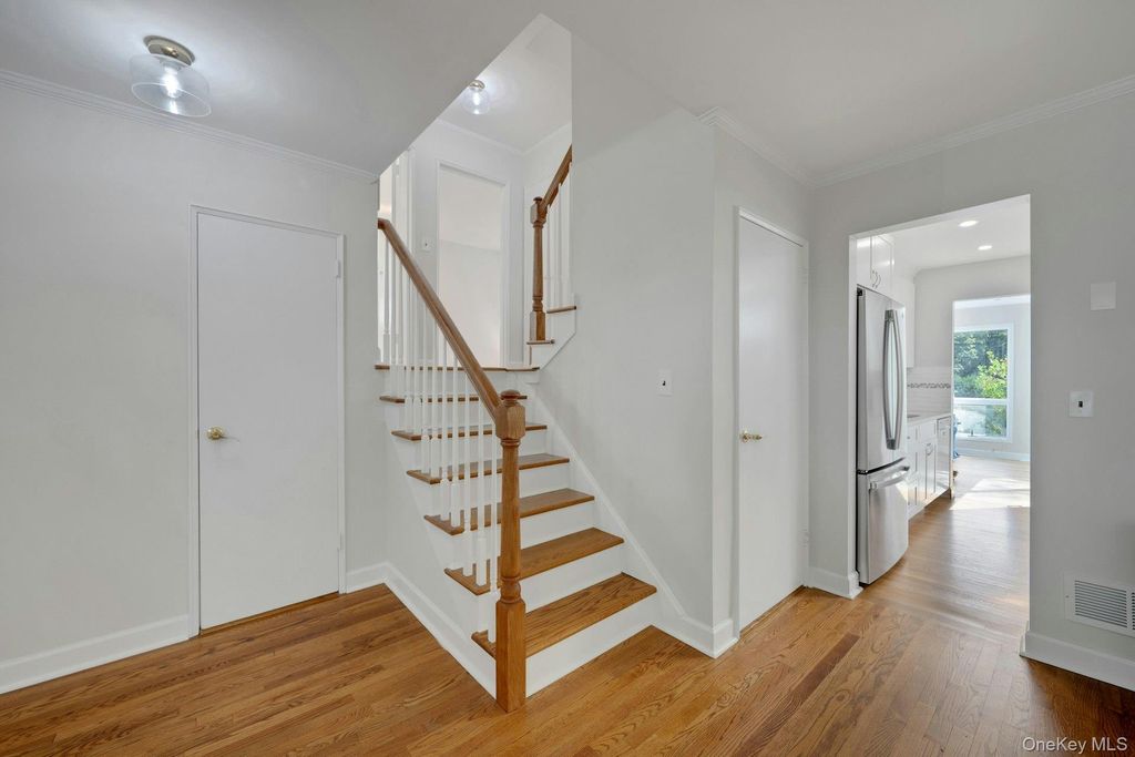 22 Somerset Drive, Yonkers, NY 10710 — photo 4