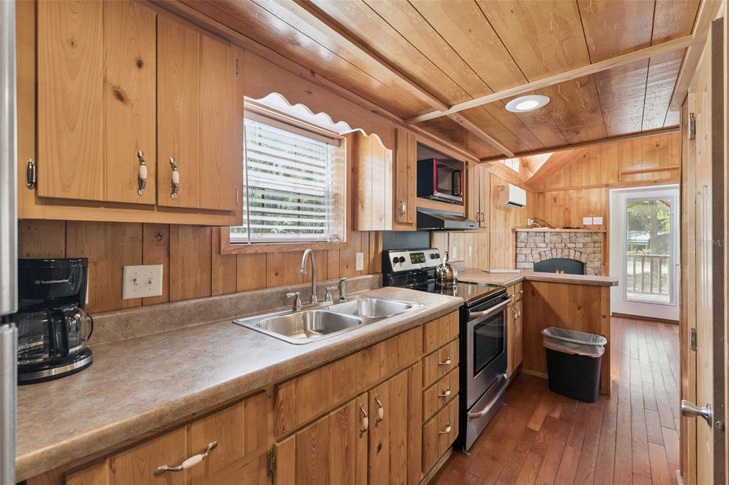 Image 10 of property listing at 1140 BUCKLES ROAD, Pierson, FL 32180