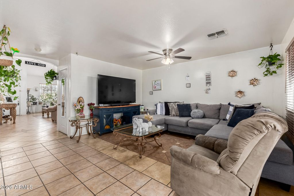 Image 10 of property listing at 3013 S 84TH Drive, Tolleson, AZ 85353