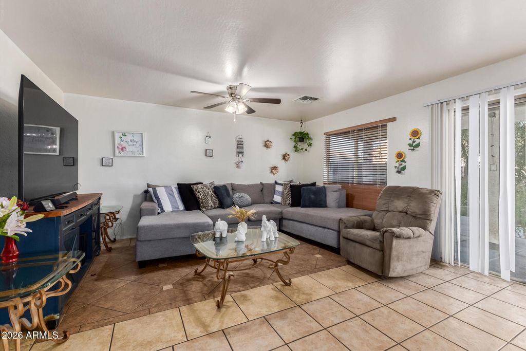 Image 9 of property listing at 3013 S 84TH Drive, Tolleson, AZ 85353