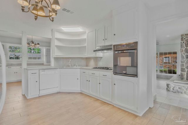 669 Carlton Rd, Pensacola, FL 32534