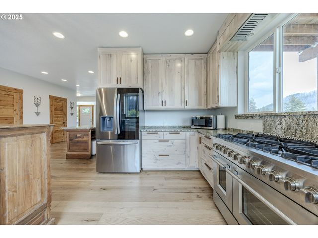 47555 MCKENZIE Hwy, Vida, OR 97488