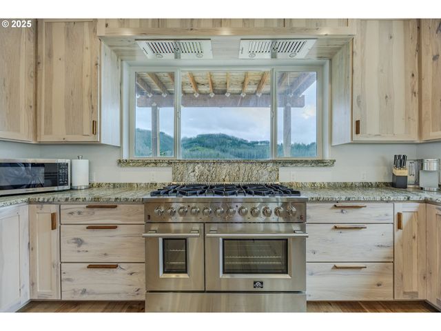 47555 MCKENZIE Hwy, Vida, OR 97488