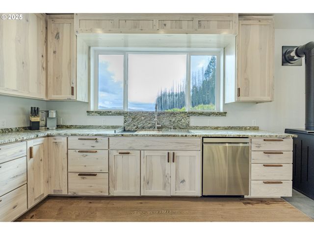 47555 MCKENZIE Hwy, Vida, OR 97488