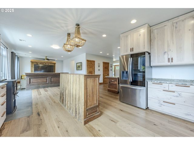 47555 MCKENZIE Hwy, Vida, OR 97488