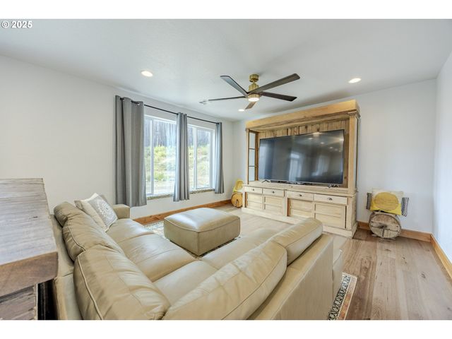 47555 MCKENZIE Hwy, Vida, OR 97488