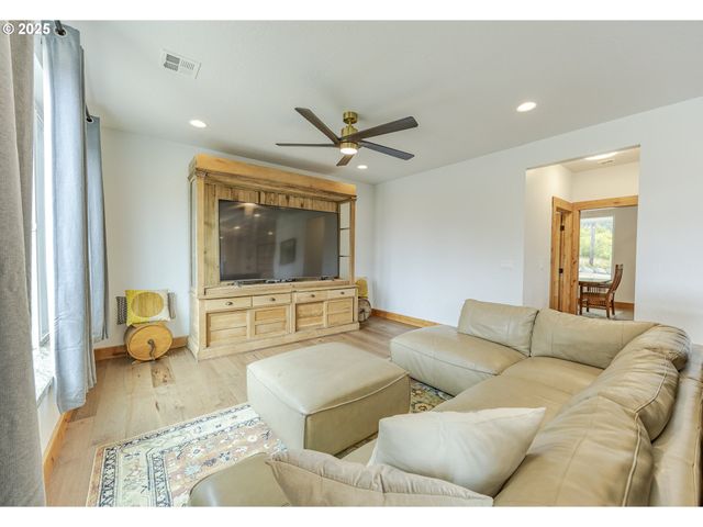 47555 MCKENZIE Hwy, Vida, OR 97488