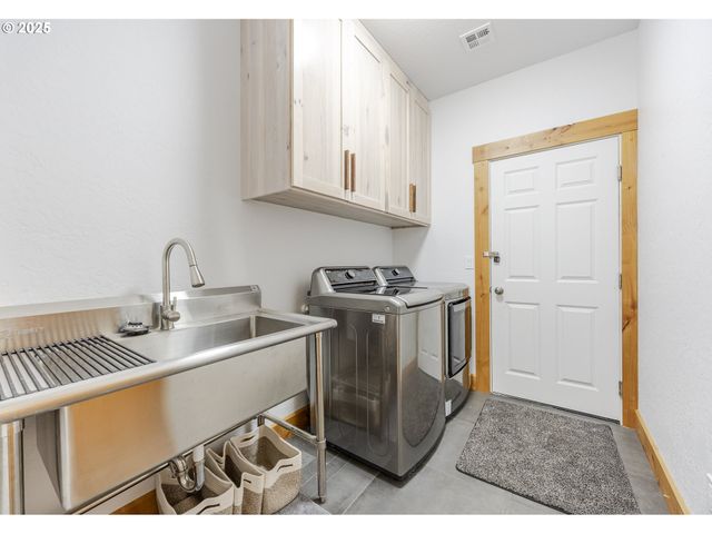 47555 MCKENZIE Hwy, Vida, OR 97488