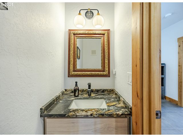 47555 MCKENZIE Hwy, Vida, OR 97488