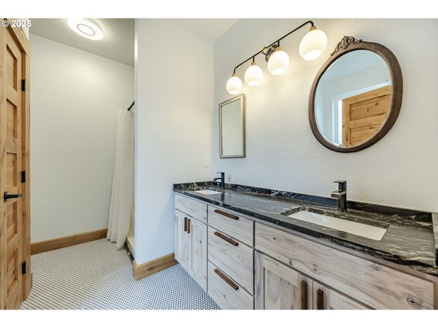 47555 MCKENZIE Hwy, Vida, OR 97488