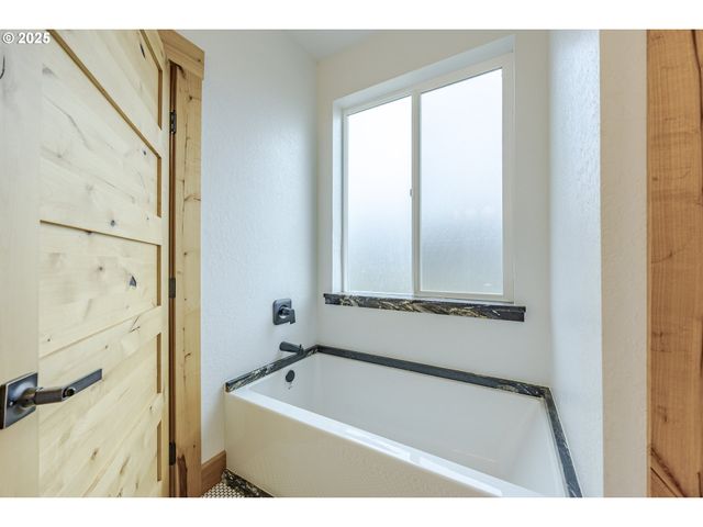 47555 MCKENZIE Hwy, Vida, OR 97488