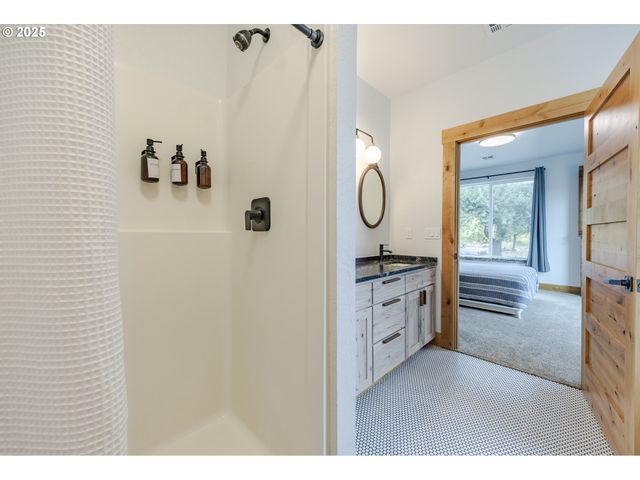 47555 MCKENZIE Hwy, Vida, OR 97488