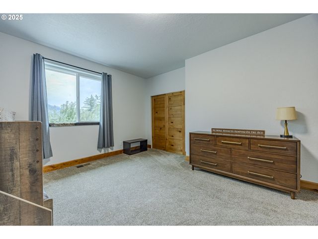 47555 MCKENZIE Hwy, Vida, OR 97488