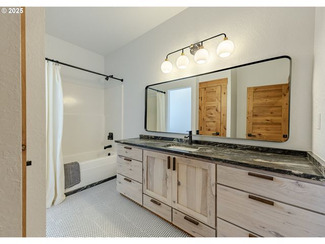 47555 MCKENZIE Hwy, Vida, OR 97488