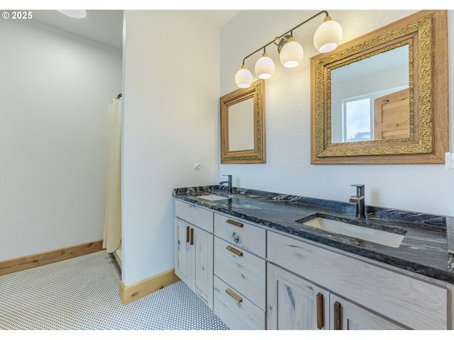 47555 MCKENZIE Hwy, Vida, OR 97488