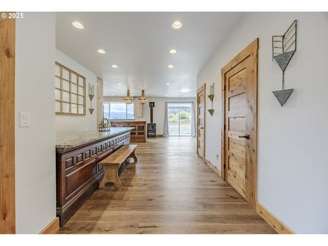 47555 MCKENZIE Hwy, Vida, OR 97488