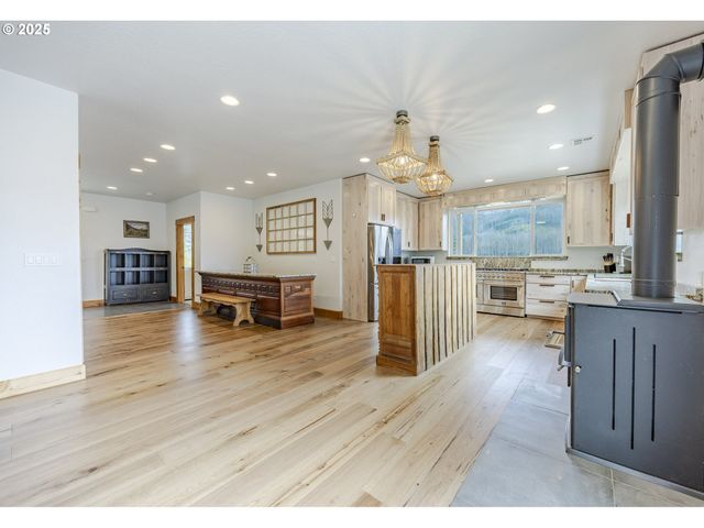 47555 MCKENZIE Hwy, Vida, OR 97488