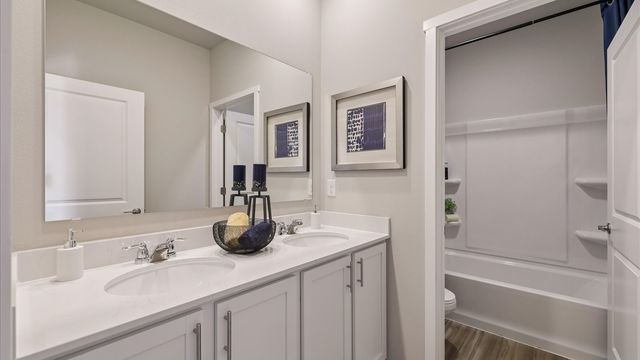 6613 Lake Ridge Avenue, Des Moines, IA 50320