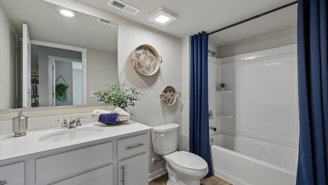 6613 Lake Ridge Avenue, Des Moines, IA 50320