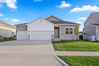 10525 Powell Avenue, Johnston, IA 50131