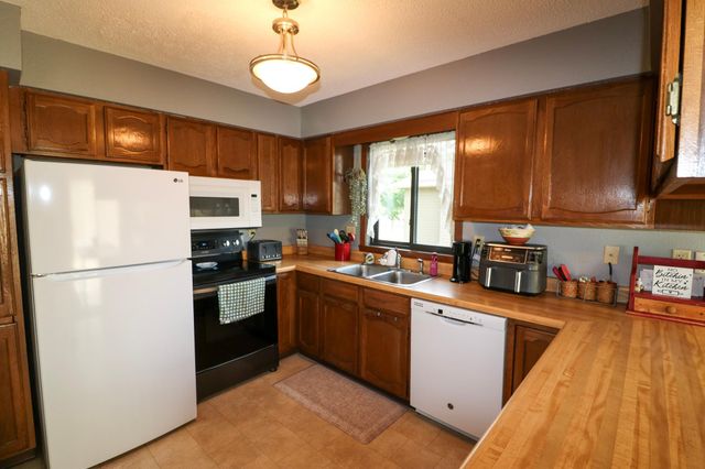 1420 S 23rd Street S, Fargo, ND 58103