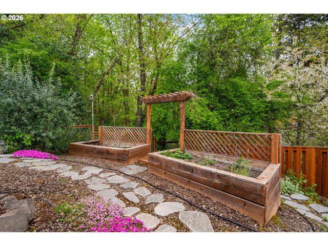 3327 Sw ARNOLD HEIGHTS Ter, Portland, OR 97219