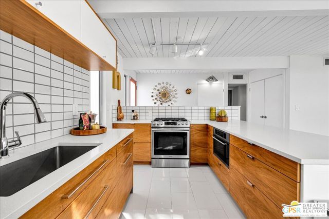 439 E Racquet Club Road, Palm Springs, CA 92262