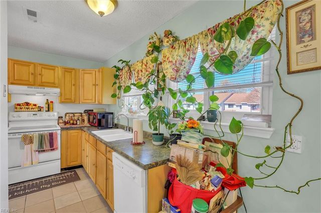 3872 Chimney Creek Dr DR, Virginia Beach, VA 23462