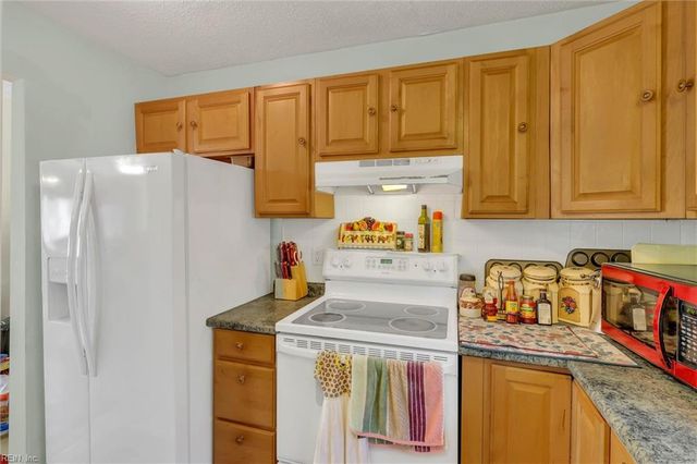 3872 Chimney Creek Dr DR, Virginia Beach, VA 23462