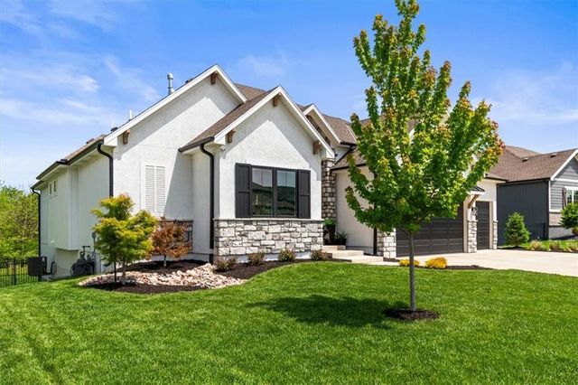 2034 SW Red Barn Lane, Lee's Summit, MO 64082