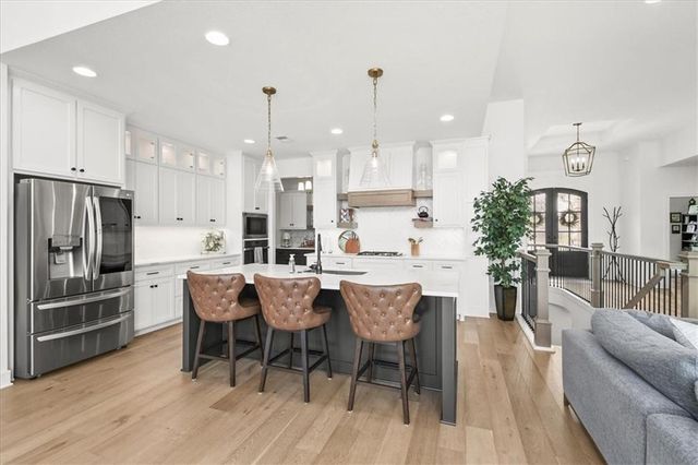 2034 SW Red Barn Lane, Lee's Summit, MO 64082