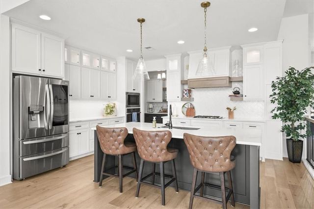 2034 SW Red Barn Lane, Lee's Summit, MO 64082