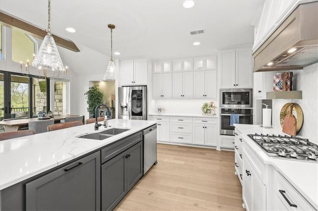 2034 SW Red Barn Lane, Lee's Summit, MO 64082