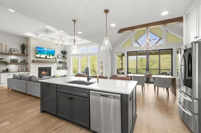 2034 SW Red Barn Lane, Lee's Summit, MO 64082