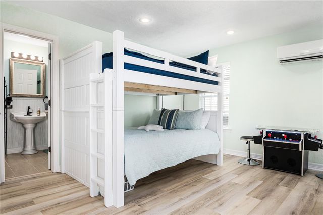 3279 Prides Way, Crystal Beach, TX 77650