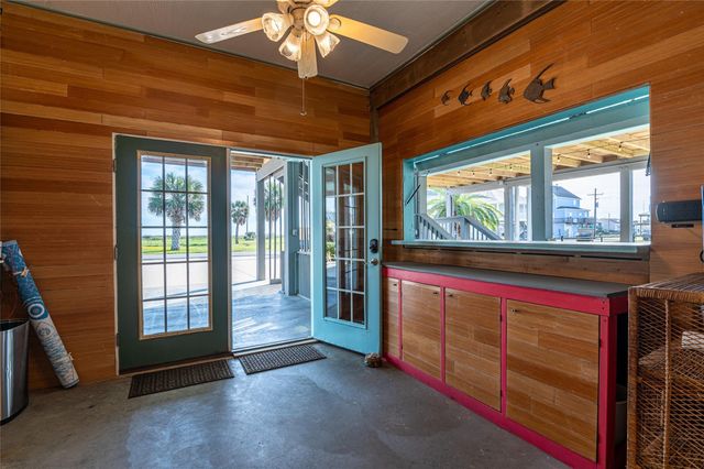 3279 Prides Way, Crystal Beach, TX 77650