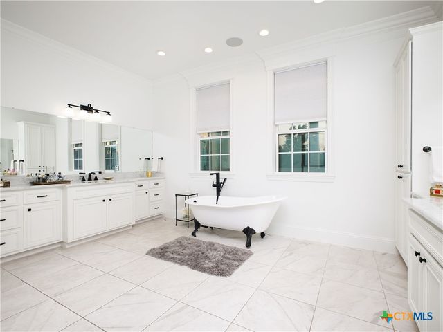 1077 W Mill Street, New Braunfels, TX 78130