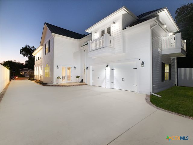 1077 W Mill Street, New Braunfels, TX 78130