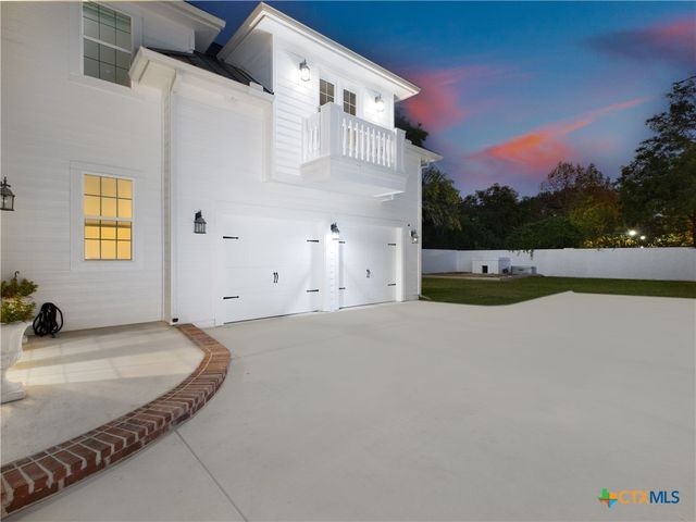1077 W Mill Street, New Braunfels, TX 78130