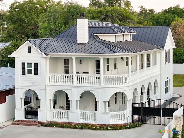 1077 W Mill Street, New Braunfels, TX 78130