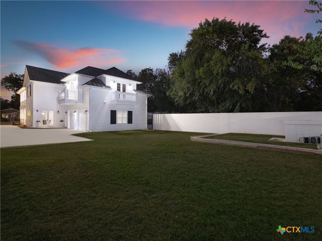 1077 W Mill Street, New Braunfels, TX 78130