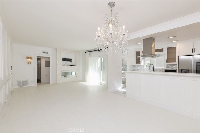1228 N La Cienega 106, West Hollywood, CA 90069