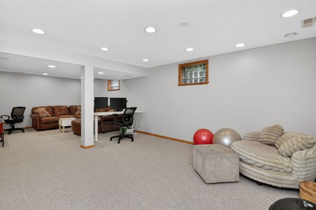 305 Tanglewood Lane, Naperville, IL 60563