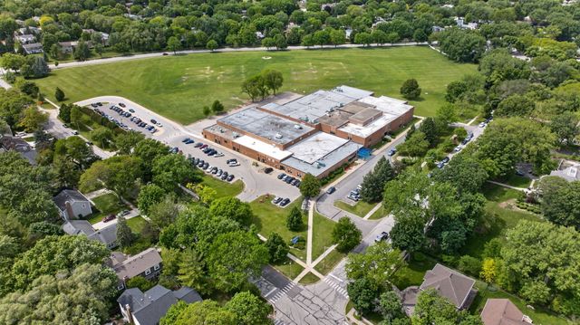 305 Tanglewood Lane, Naperville, IL 60563